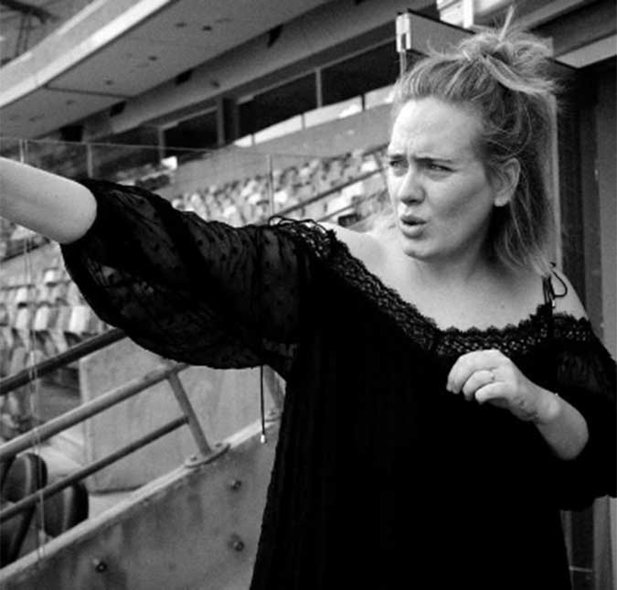 Adele interrompe <I>show</I> após ver fã sofrendo uma parada cardíaca, assista ao vídeo!