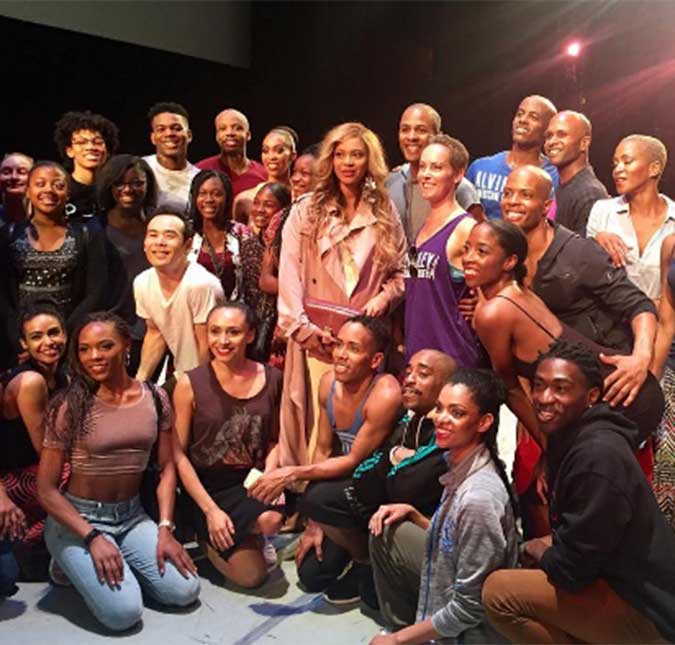 Beyoncé prestigia a mãe, Tina Knowles, em apresentação de seu grupo de dança
