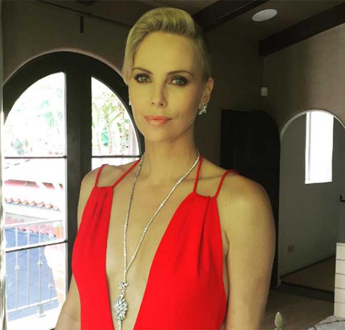 Charlize Theron revela que quebrou dois dentes durante cenas de ação de novo filme