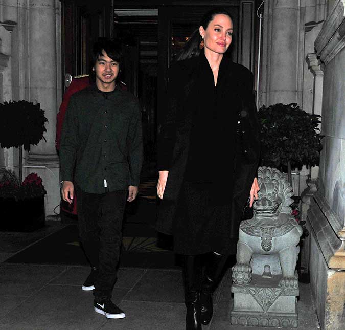 Angelina Jolie faz <i>tour</i> pelo Palácio de Buckingham com filho, saiba tudo!