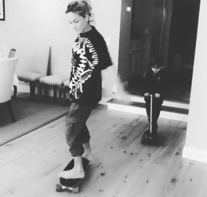 Claudia Leitte leva um baita tombo andando de <i>skate</i>, vem conferir!