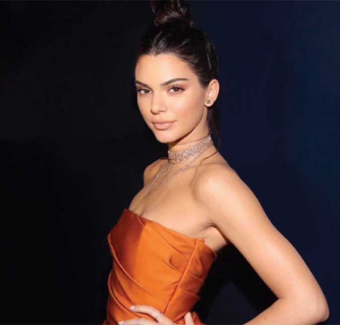 Kendall Jenner é apontada como mulher que aparece caindo de escada em vídeo e viraliza na <i>web</i>