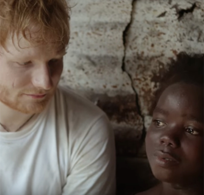 Ed Sheeran se emociona ao visitar crianças na Libéria, veja!