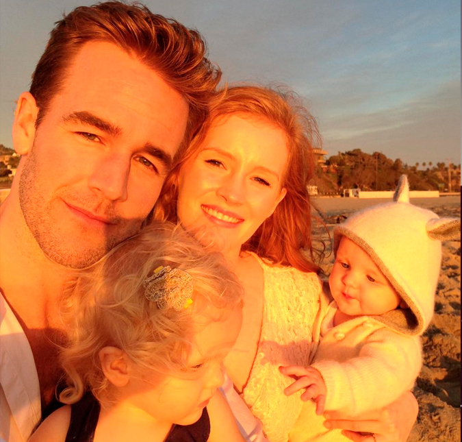 James Van Der Beek, de <i>Dawson's Creek</i>, comemora aniversário de esposa e filha com mensagens fofas!