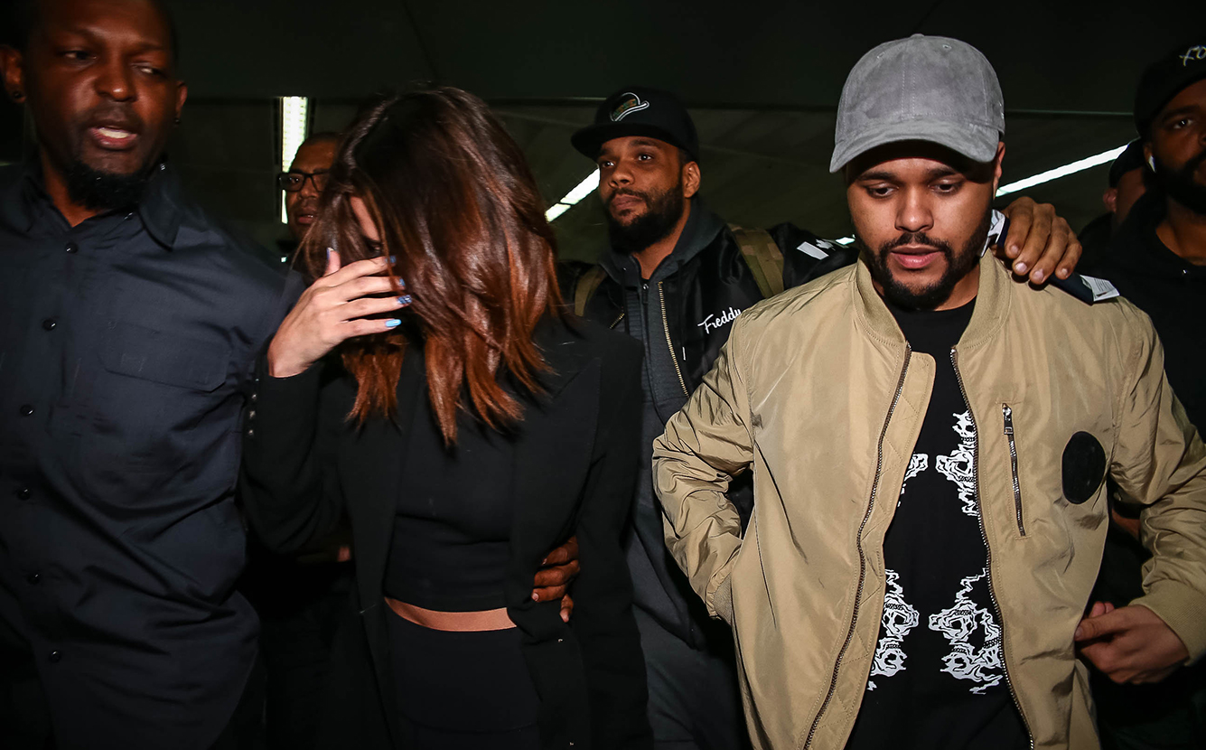 Selena Gomez e The Weeknd causam furor ao chegar no Brasil para o <i>Lollapalooza</i>, veja as fotos!