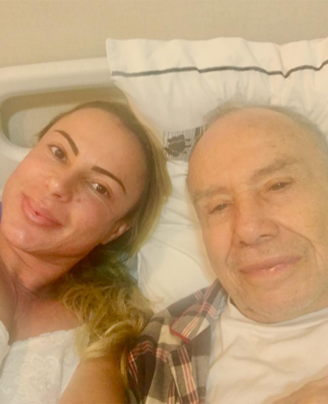Esposa de Stênio Garcia publica foto com o ator no hospital: <i>Sempre juntos!</i>