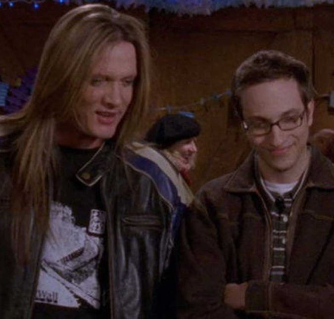 Sebastian Bach é conhecido por ser líder da banda de rock Skid Row, mas, além da música, ele também se aventura no mundo da atuação, tendo participado de Gilmore Girls! Na série, ele faz um teste para ser o guitarrista da banda de Lane e acaba conseguindo tocar com os adolescentes. Sebastian Bach é conhecido por ser líder da banda de rock Skid Row, mas, além da música, ele também se aventura no mundo da atuação, tendo participado de Gilmore Girls! Na série, ele faz um teste para ser o guitarrista da banda de Lane e acaba conseguindo tocar com os adolescentes.