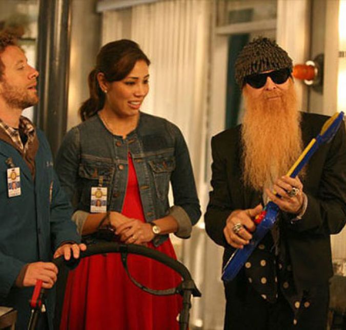 Billy Gibbons é roqueiro do ZZ Top, mas no seu tempo livre ele é o pai de Angela em Bones. Billy Gibbons é roqueiro do ZZ Top, mas no seu tempo livre ele é o pai de Angela em Bones.