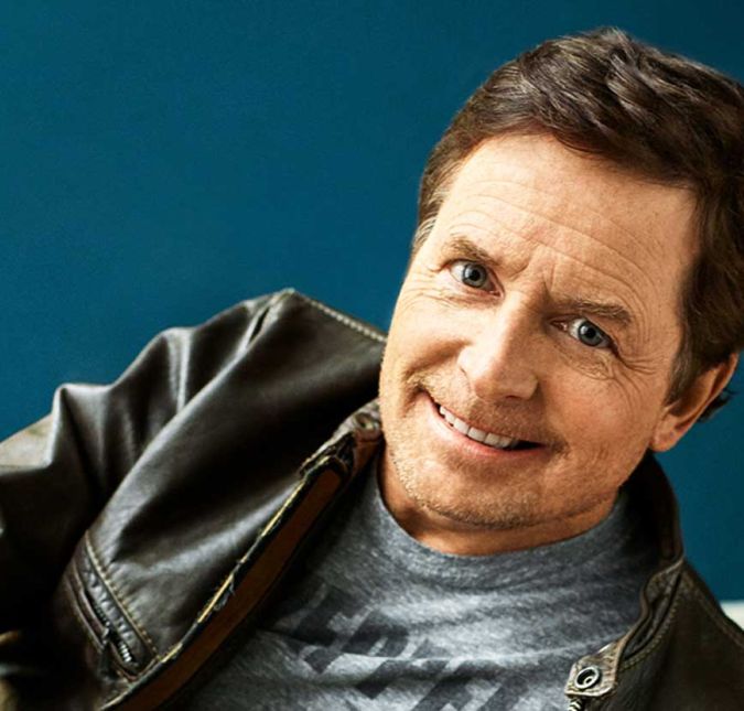 Todos conhecem Michael J. Fox por seu papel na franquia de sucesso De Volta Para o Futuro. Porém, nem todos sabem que o ator enfrenta a doença de Parkinson desde 1991! Michael deu uma entrevista para a revista Haute Living e desabafou: - Eu fui diagnosticado há 25 anos, e eu deveria estar incapaz de fazer qualquer com seus 60 anos de idade, ele explicou que embora lide com a condição há muitos anos, vive até que bem a sua vida. Eu sou muito franco com as pessoas sobre curas. Quando me perguntam se fiquei aliviado em algum momento do Parkinson durante a minha vida, eu digo: Tenho 60 anos e a ciência é difícil. Então, não. Mas eu sou realmente um cara feliz. Não tenho um pensamento mórbido na cabeça, mas não tenho medo da morte. Todos conhecem Michael J. Fox por seu papel na franquia de sucesso De Volta Para o Futuro. Porém, nem todos sabem que o ator enfrenta a doença de Parkinson desde 1991! Michael deu uma entrevista para a revista Haute Living e desabafou: - Eu fui diagnosticado há 25 anos, e eu deveria estar incapaz de fazer qualquer com seus 60 anos de idade, ele explicou que embora lide com a condição há muitos anos, vive até que bem a sua vida. Eu sou muito franco com as pessoas sobre curas. Quando me perguntam se fiquei aliviado em algum momento do Parkinson durante a minha vida, eu digo: Tenho 60 anos e a ciência é difícil. Então, não. Mas eu sou realmente um cara feliz. Não tenho um pensamento mórbido na cabeça, mas não tenho medo da morte.