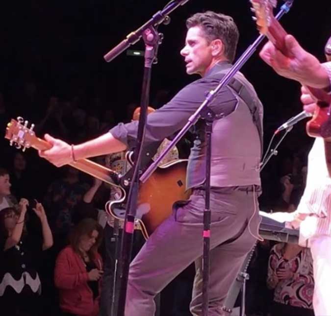 Calça de John Stamos rasga no meio do <i>show</i> e ator faz piada com a situação, assista ao vídeo!