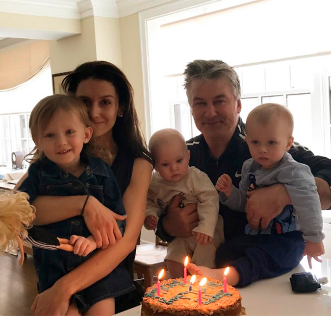 Alec Baldwin comemora aniversário ao lado de sua (gigantesca) família!