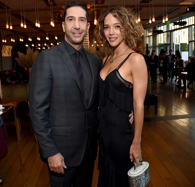 David Schwimmer, de <i>Friends</i>, e Zoe Buckman anunciam tempo no casamento