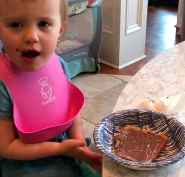 Kelly Clarkson posta vídeo fofo da filha comendo <i>Nutella</i> pela primeira vez, vem ver!