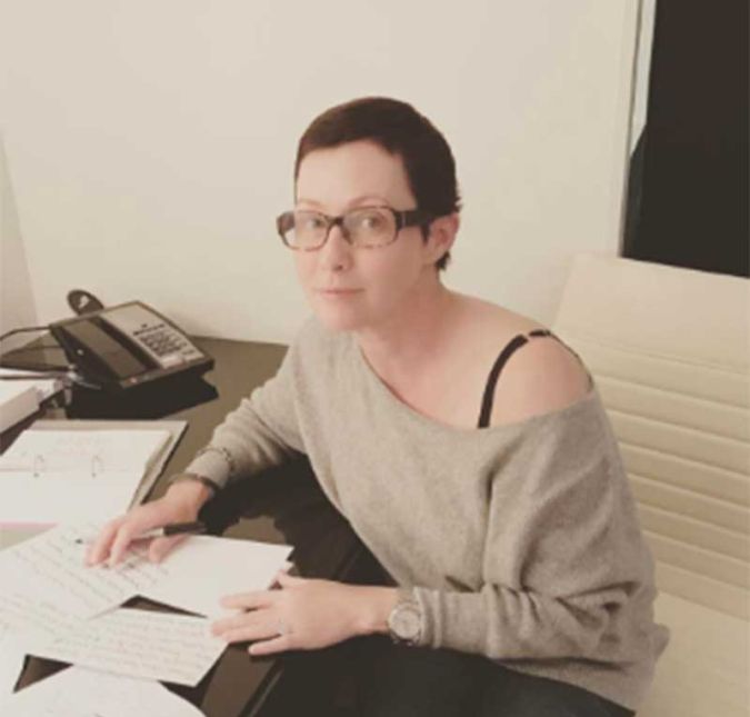 Nascida em 12 de abril de 1971, Shannen Doherty ficou conhecida por integrar o elenco de Barrados no Baile. No entanto, anos após a série, a atriz viu sua fama ter uma reviravolta após descobrir um câncer de mama. Doherty voltou a ser manchete dos jornais ao narrar todo seu processo de tratamento para combater a doença e os momentos difíceis que enfrentou, assim como o apoio que recebeu de outros colegas famosos, principalmente da série. Ela foi em seu primeiro evento após terminar o tratamento e falou sobre a recuperação: - Eu me sinto ótima. Sou muito sortuda. Tenho sorte em estar aqui, sorte que posso fazer parte desta instituição, sorte por poder ser a voz quando as verdadeiras vozes não podem ser ouvidas. Sou apenas sortuda, disse à People. Nascida em 12 de abril de 1971, Shannen Doherty ficou conhecida por integrar o elenco de Barrados no Baile. No entanto, anos após a série, a atriz viu sua fama ter uma reviravolta após descobrir um câncer de mama. Doherty voltou a ser manchete dos jornais ao narrar todo seu processo de tratamento para combater a doença e os momentos difíceis que enfrentou, assim como o apoio que recebeu de outros colegas famosos, principalmente da série. Ela foi em seu primeiro evento após terminar o tratamento e falou sobre a recuperação: - Eu me sinto ótima. Sou muito sortuda. Tenho sorte em estar aqui, sorte que posso fazer parte desta instituição, sorte por poder ser a voz quando as verdadeiras vozes não podem ser ouvidas. Sou apenas sortuda, disse à People.