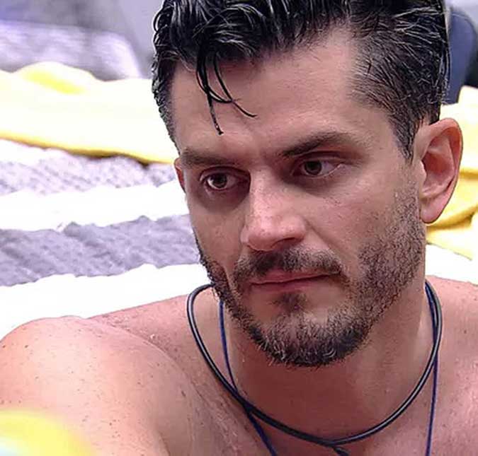 Após expulsão do <i>BBB17</i>, Marcos fica confinado em hotel e será ouvido pela polícia, saiba!