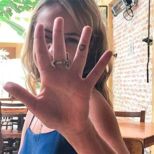 O que Maiara tem tatuado em seu dedo? Tatuagem chamou a atenção em novas fotos