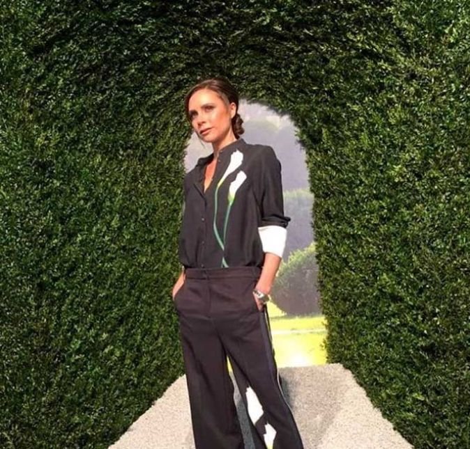 No início de 2017, o Daily News anunciou que a marca de Victoria Beckham fecharia as portas devido ao atraso da apresentação de suas contas. Felizmente, não passou de um boato e a estilista segue exibindo seus modelitos nas passarelas! Victoria é fã da própria grife e sempre é vista desfilando roupas de sua marca, como não poderia deixar de ser.