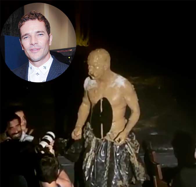 Daniel de Oliveira, marido de Sophie Charlotte, aparece coberto de lama em espetáculo, saiba o porquê!