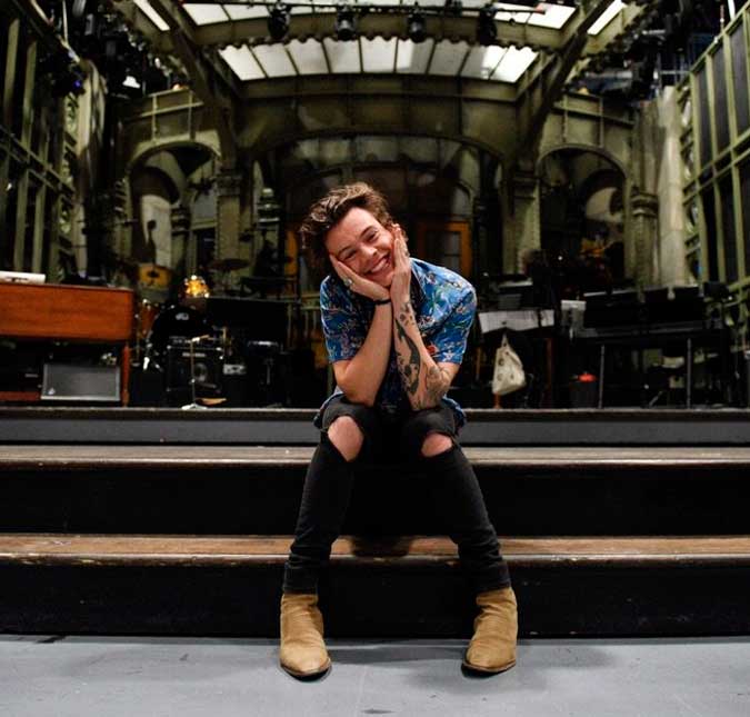 Harry Styles posa no estúdio de <i>Saturday Night Live</i> em clique pra lá de fofo
