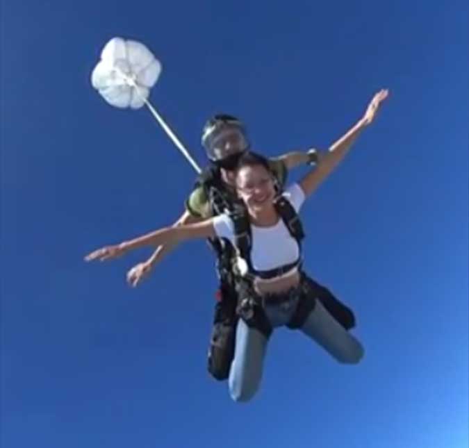 Bella Hadid pula de paraquedas em Dubai, assista ao vídeo!