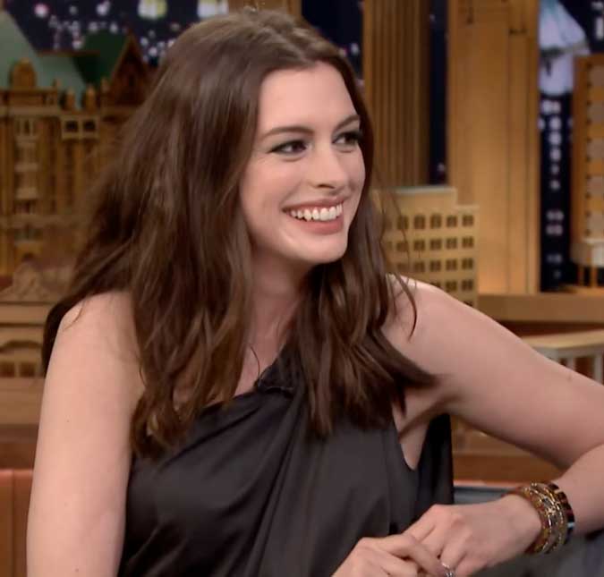 Anne Hathaway brinca que <I>quase matou</i> o filho em escorregador, entenda!