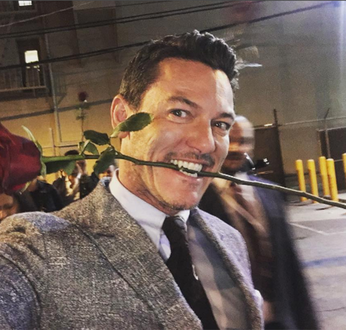 Luke Evans, o Gaston de <I>A Bela e a Fera</i>, diz que ser gay não atrapalhou sua carreira em Hollywood