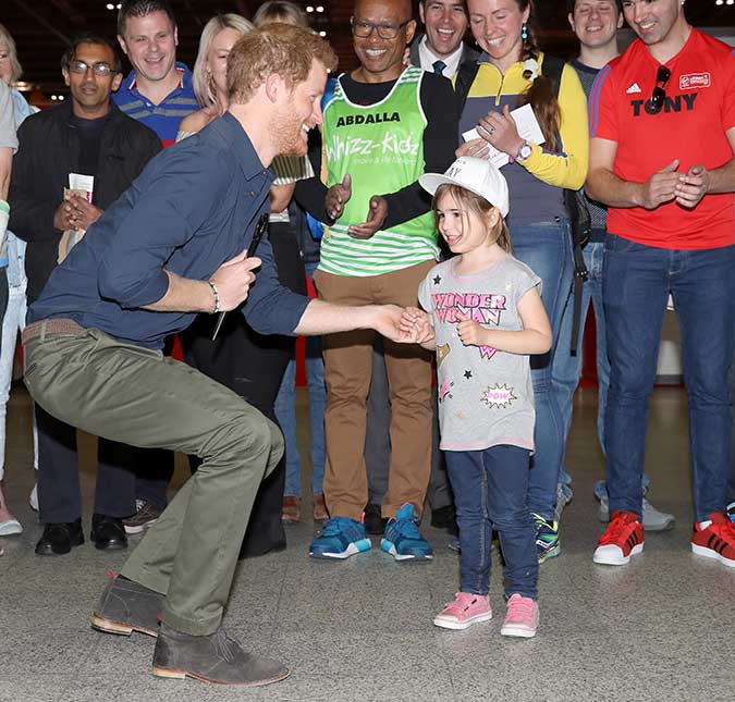 Príncipe Harry se desespera ao perceber que deixou menininha de cinco anos de idade com uma enorme tesoura nas mãos, assista!