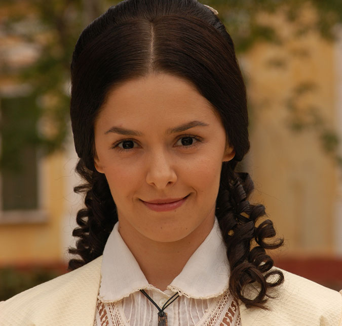 Em <i>A Escrava Isaura</i>, Helena bate em Dr. Paulo com uma garrafa e Isaura chora