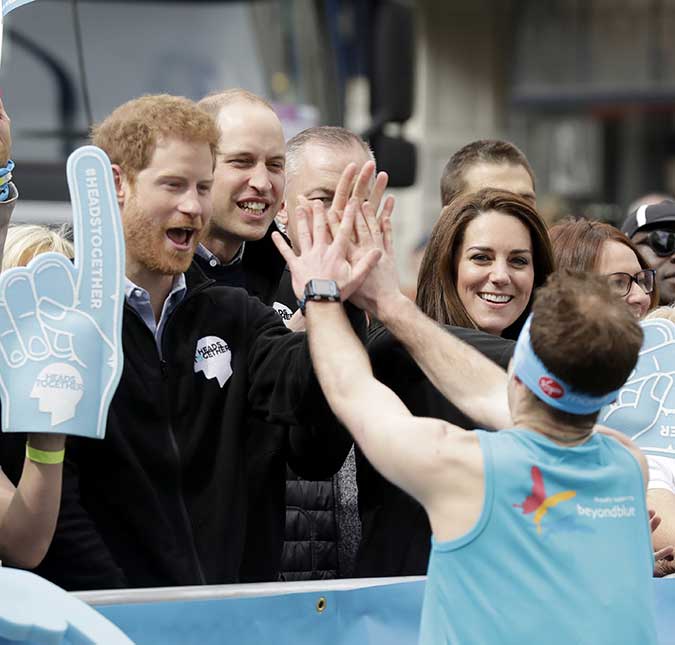 Ao lado de Príncipe William e Kate Middleton, Príncipe Harry abraça participantes da <i>Maratona de Londres</i>!