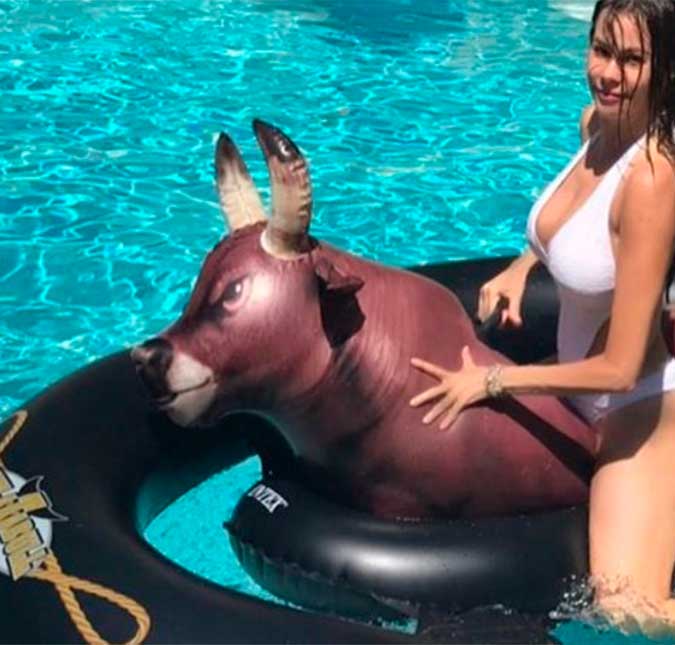 Sofia Vergara monta em boia de touro na piscina e se dá mal, assista!