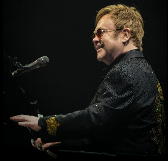 Elton John tranquiliza fãs após cancelar <i>shows</i> ao contrair infecção bacteriana