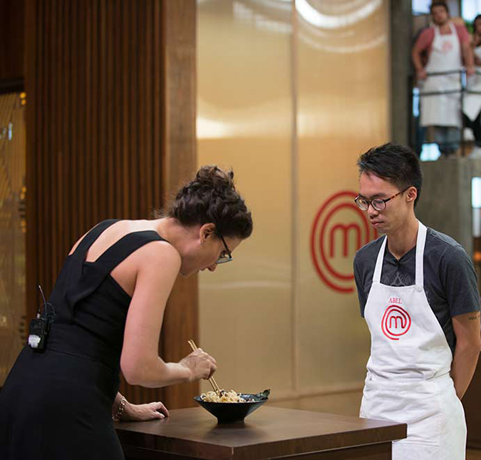 Apesar de vantagem em prova de comida oriental, Abel vacila e é eliminado do <i>MasterChef Brasil</i>