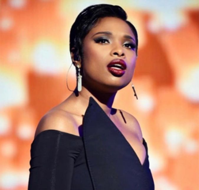 Jennifer Hudson deixou o seu assistente pessoal e melhor amigo, Walter Williams, bastante feliz durante um Natal. A  cantora presenteou o rapaz com uma casa e até chegou a publicar nas redes sociais um vídeo com a reação do amigo quando ele descobriu que havia ganhado um presente bastante generoso da artista. No vídeo, Walter recebe a escritura da residência, depois começa a gritar de emoção e pula em cima de Jennifer no sofá.