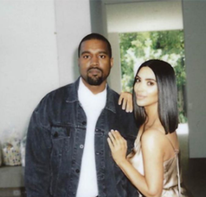 Apesar de sua fama não ser tão boa, Kanye West é um homem para lá de generoso. De acordo com o TMZ, o rapper cumpriu uma promessa que havia feito em 2017 de presentear fotógrafos com sua coleção de tênis. O veículo noticiou que o ex-marido de Kim Kardashian entregou uma centena de tênis da Yeezy para os paparazzi, assim, o trabalho duro entre correr para clicar uma celebridade e outra ficaria mais fácil. Além disso, ele enviou mais de 100 pares de tênis, que na época custavam aproximadamente 200 dólares, ou mais de mil reais, para aqueles que adivinharam o nome de seu álbum, The Life Of Pablo.