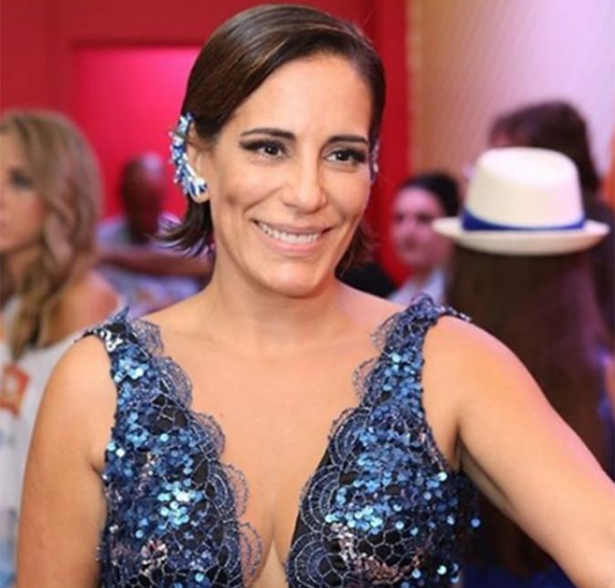 Gloria Pires também já revelou que é bastante generosa com sua amiga e assistente pessoal de anos, Narjara Turetta. Certa vez ela a presenteou com um bracelete. A joia é um Juste Un Clou, da marca Cartier, e no site oficial da loja custa 11 mil e 800 dólares, ou seja, 64 mil reais. Narjara publicou em seu Instagram uma foto em que aparece usando a mesma peça que Gloria. Feito de ouro, o acessório ainda traz diamantes nas pontas.