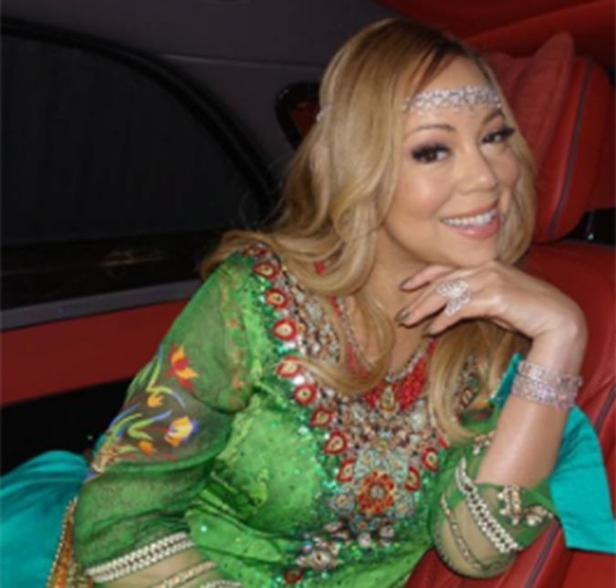 Trabalhando como empresária de Mariah Carey desde 2015, Stella Bulochnikov comemorou seu aniversário e ganhou um presente para lá de especial da estrela! E para quem acha que deva ser difícil ter Mariah como chefe, o presentão de Stella mostrou que a diva é bastante caridosa com seus funcionários. Segundo o Page Six, Stella ganhou de Mariah uma mala da marca Louis Vitton, avaliada em 34 mil dólares, o que equivale a aproximadamente 107 mil reais, na época em que recebeu o presente. Luxo é pouco, não é mesmo? Uma fonte contou ao site como foi o momento em que a estrela fez a surpresa para a empresária: - Ela trouxe a mala em um carrinho e carregava velas. Ela foi seguida por garçonetes com mais velas e champanhe! Stella sorriu do começo ao fim.