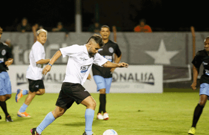 Bruno Gagliasso, Caio Castro e Felipe Titto se reúnem em partida de futebol beneficente, vem ver!