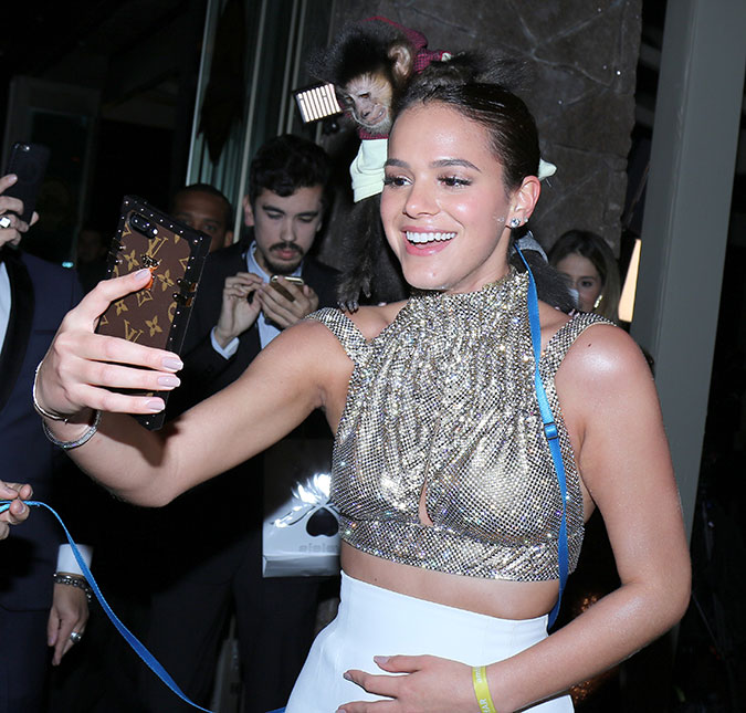 Nos bastidores do baile da <I>amfAR</I>, Bruna Marquezine se diverte com macaquinho nos ombros, assista!