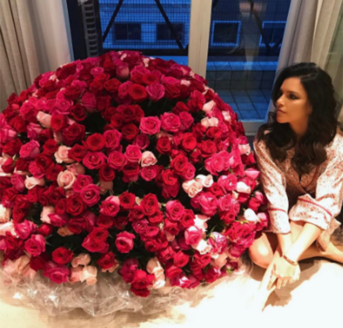 Mariana Rios reata namoro e ganha buquê de flores gigante