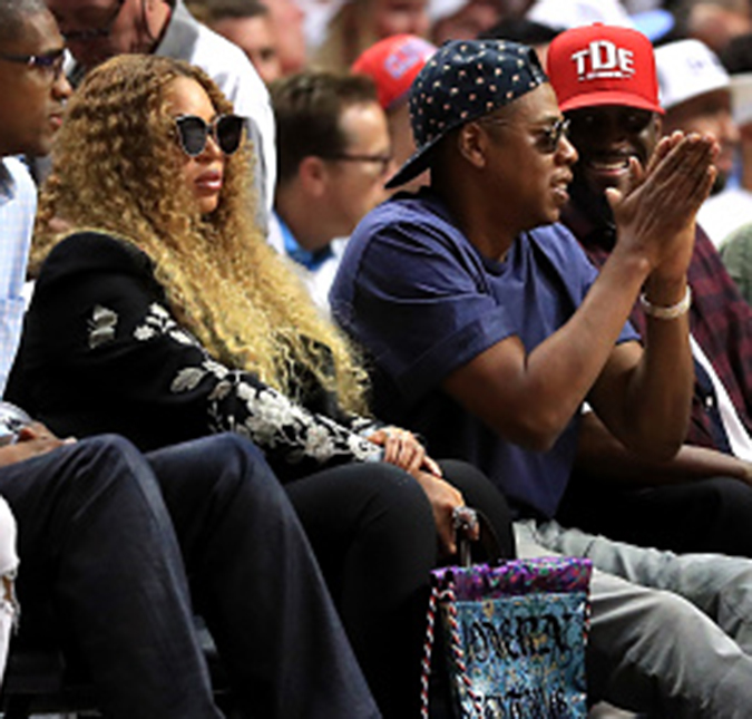 Grávida de gêmeos, Beyoncé assiste jogo de basquete acompanhada de Jay Z