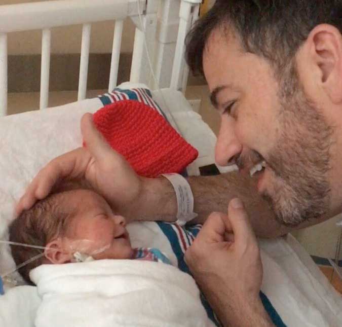 Jimmy Kimmel se emociona ao revelar que o filho recém-nascido teve que passar por cirurgia
