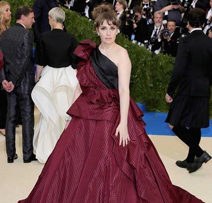 Lena Dunham tem que ser levada ao pronto-socorro durante o <i>MET Gala</i>, entenda!