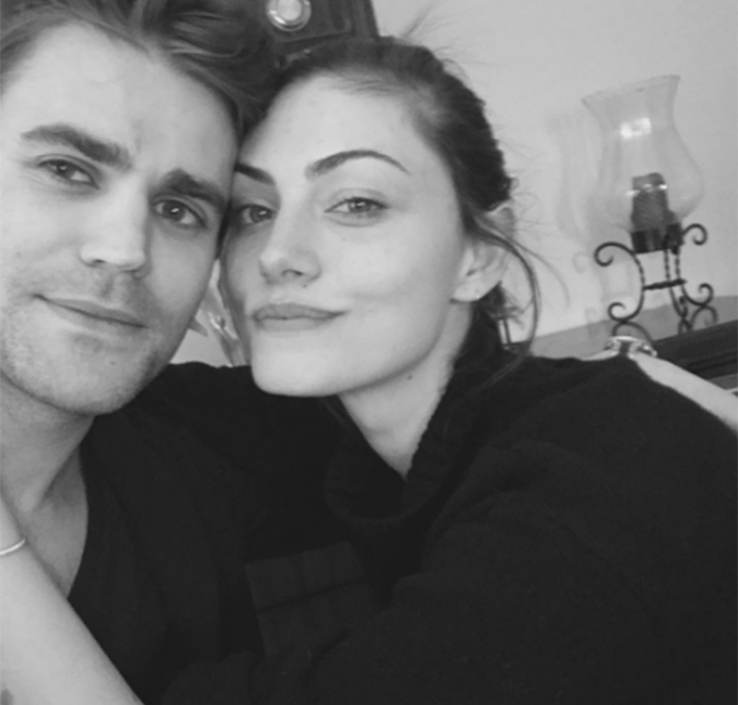 Reataram? Paul Wesley e Phoebe Tonkin são flagrados de mãos dadas, saiba mais