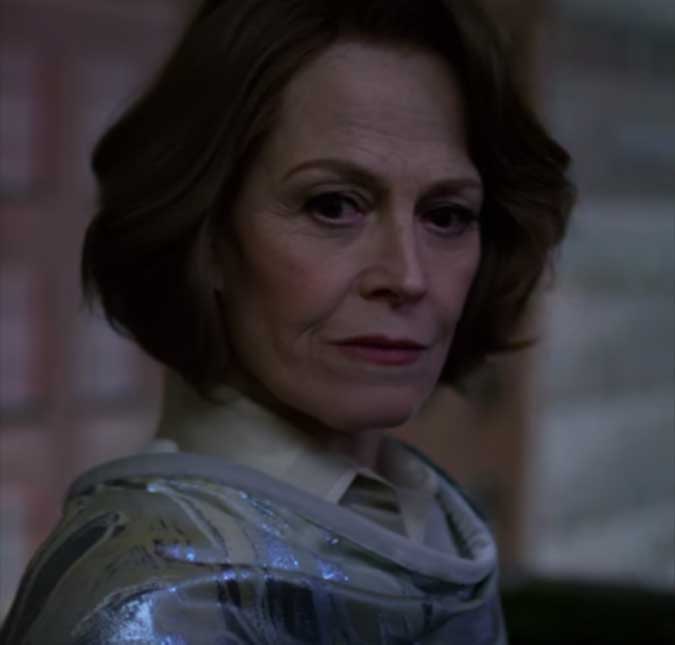 Sigourney Weaver aparece como vilã no <i>trailer</i> oficial de <i>Os Defensores</i>, assista aqui!