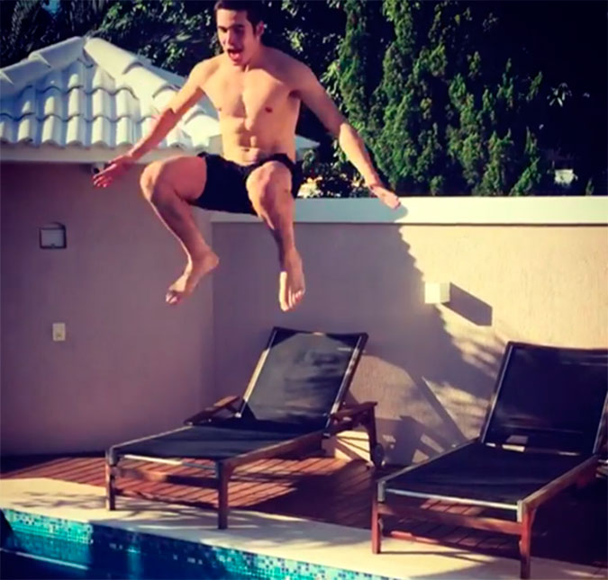 Nicolas Prattes dá salto perigoso na piscina: <i>No aniversário pode!</i>