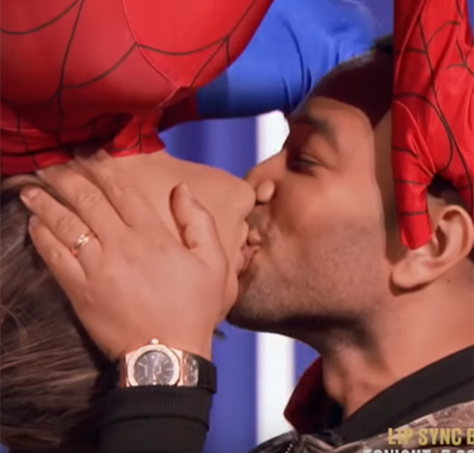 John Legend e Chrissy Teigen reencenam beijo de <i>Homem-Aranha</i>!