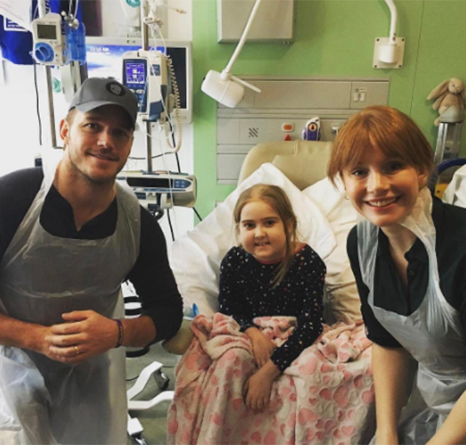 Chris Pratt e Bryce Dallas Howard visitam crianças em hospital