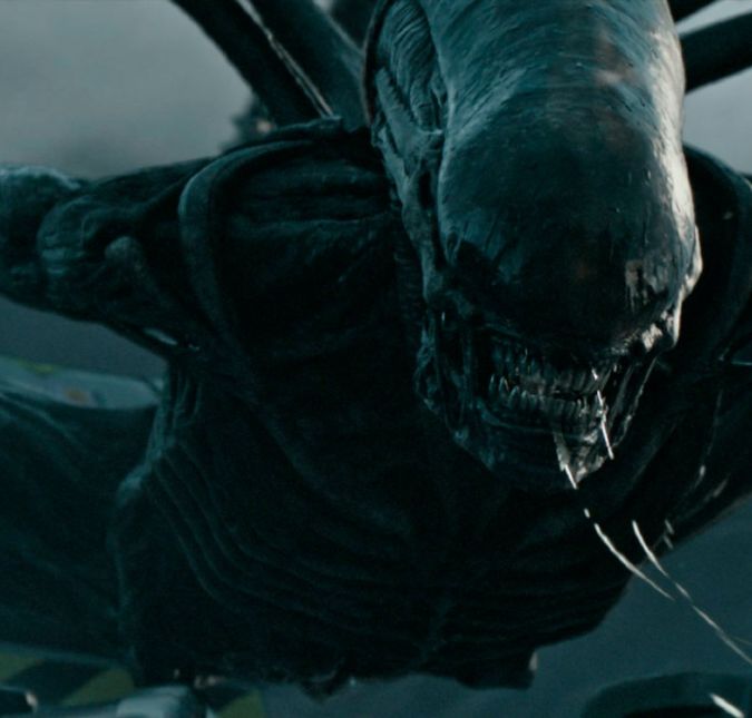 Uma das franquias de maior sucesso do cinema ganhou seu mais novo filme em 2017: Alien: Covenant. A história começou há quase 40 anos, em 1979, quando Alien, o Oitavo Passageiro chegou aos cinemas dirigido por Ridley Scott, e estrelado por Sigourney Weaver, como Ripley. O longa ganhou uma continuação em 1986, Aliens, O Resgate, dessa vez comandado por James Cameron, de Titanic. A franquia ainda teve mais duas produções em 1992 e 1997, sem o mesmo sucesso. Foi só em 2012 que Ridley Scott voltou para o aterrorizante personagem, voltando para as origens em Prometheus.