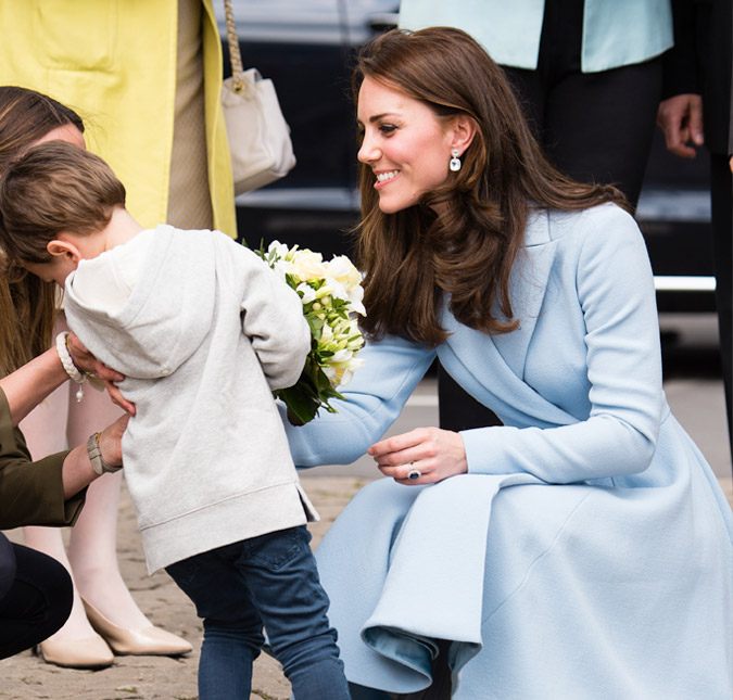 Kate Middleton consola garotinho que ficou emocionado ao conhecê-la!