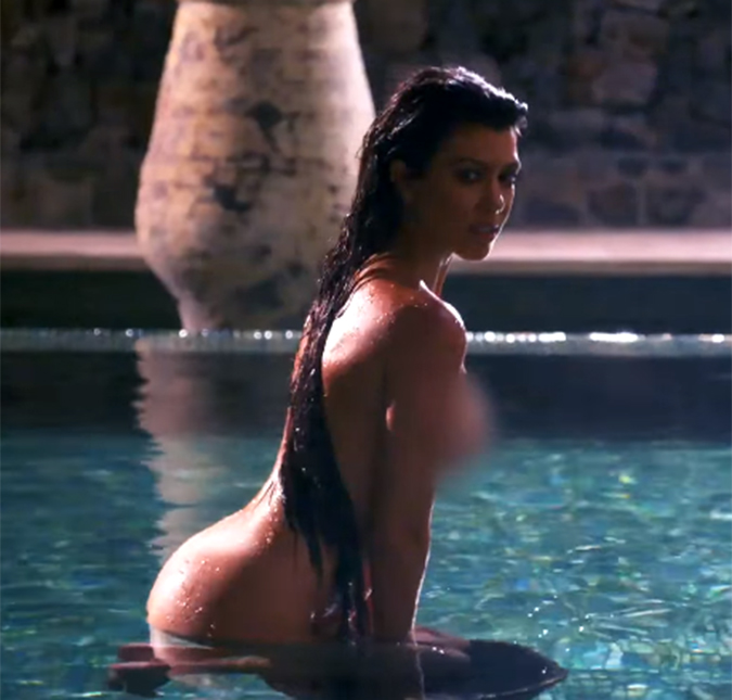 Kourtney Kardashian posa nua na piscina e vídeo dos bastidores do ensaio é revelado, assista!